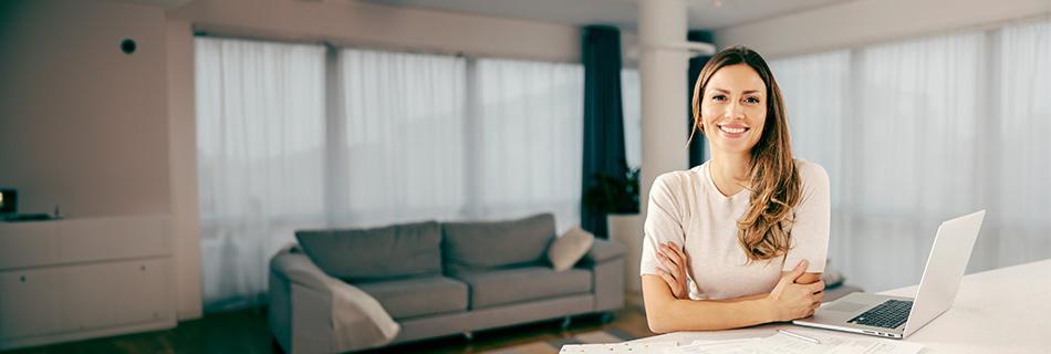 Uśmiechnięta kobieta w salonie